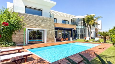 Swimming pool and garden-facing façade of the Iligh villa