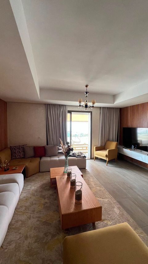 Living room with a coffee table and terrace access